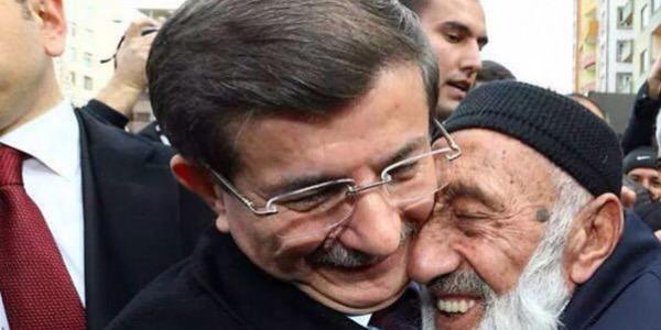 Yol verin, açılın, savulun. 
Yüzü apaydınlık, akpak, 
bastığı yeri ardında gündüzler gibi bırakarak 
O geliyor, o.