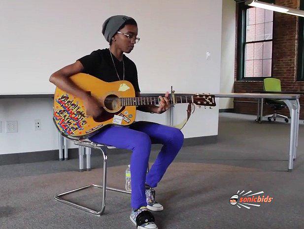 Sonicbids's tweet image. Singer-songwriter @senoritAwesome stopped by @Sonicbids HQ and played an amazing set—check it: hubs.ly/y0SzBw0