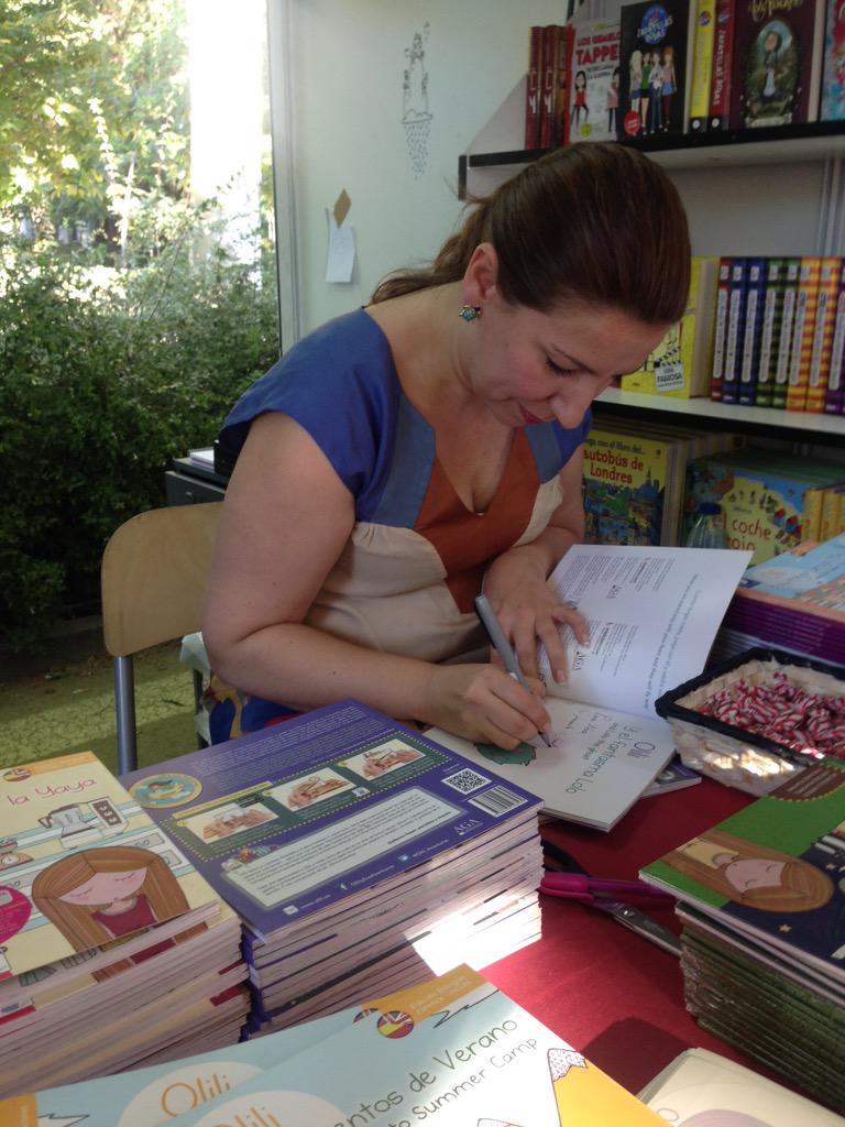 AGAediciones's tweet photo. Nuestra escritora @Oliliwarner firmando en @FLMadrid @Olili_Aventuras @TopBooksLibros #realidadaumentada http://t.co/CCqj1fqhI0