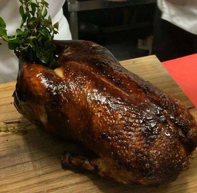 Primos_Condesa's tweet photo. A esta hora comienzan los verdaderos juegos del #hambre:
Pato al horno ideal para 3 personas http://t.co/wGCHME9AI8