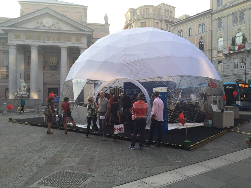 ComunediTrieste's tweet photo. Se volete un po' di fresco ha aperto il borabox in piazza della Borsa! #boramata #Trieste http://t.co/Qfpvns2083