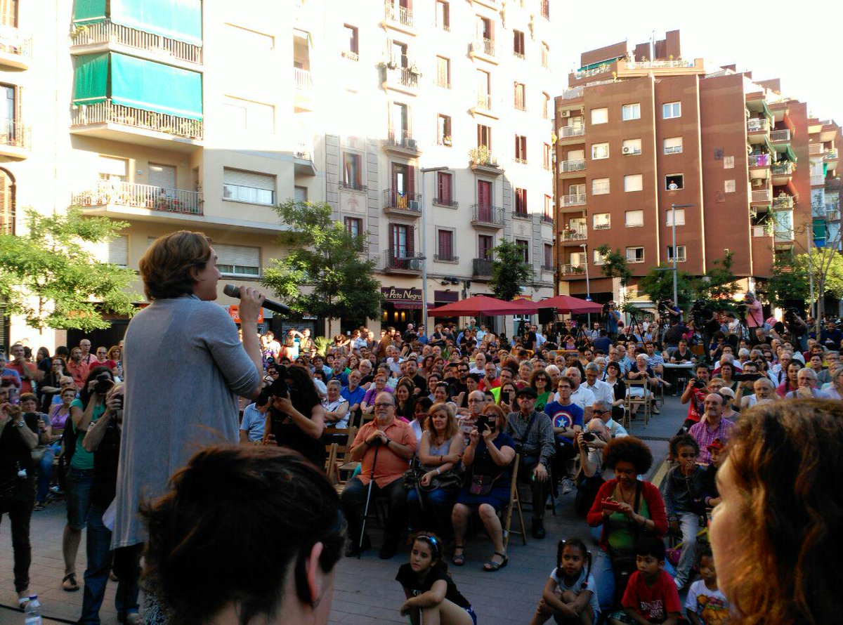 bcnencomu's tweet photo. .@AdaColau No n'hi ha prou amb guanyar, ara hem d'obrir l'Ajunt i posar-lo en mans de la ciutadania #ComencemelCanvi http://t.co/J2cUpv5Itu