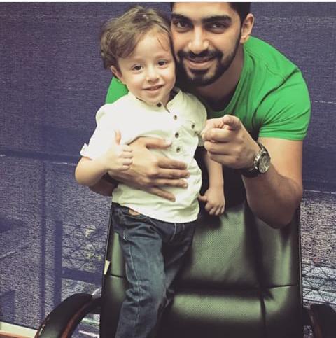 البلد كلها اتصورت معاه ب كل اعمارهم...✋

الا اناااااا .... الاااا اناااا💔
لك الله ي دينا🚶

#الراديو_9090 
#MinaAtta
