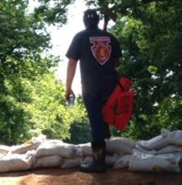 LachowskyClint's tweet image. IAFF Local 367 members volunteering for the flood efforts.