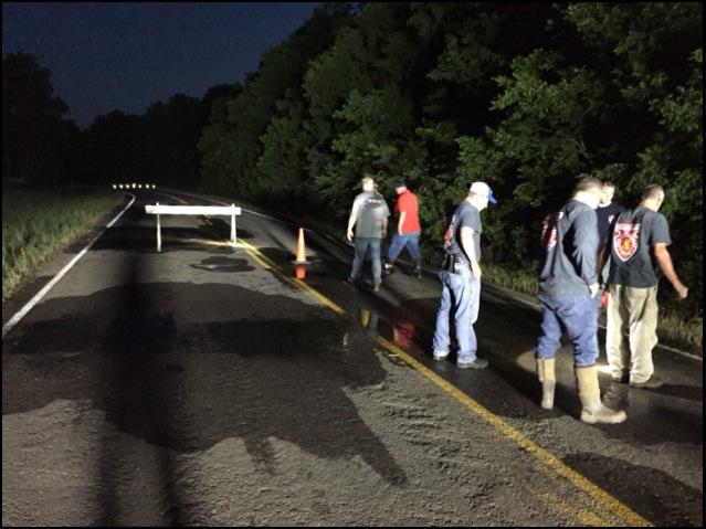 LachowskyClint's tweet image. IAFF Local 367 members volunteering for the flood efforts.