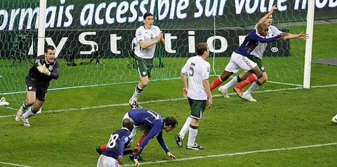 marca's tweet photo. La FIFA sobornó a Irlanda, que no denunció la mano de Henry que le apartó del Mundial de 2010 http://t.co/FvB8HRXukI http://t.co/DsnjqZgTfP