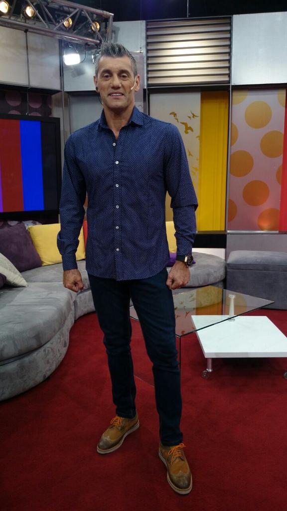 camisa azul con pantalon negro