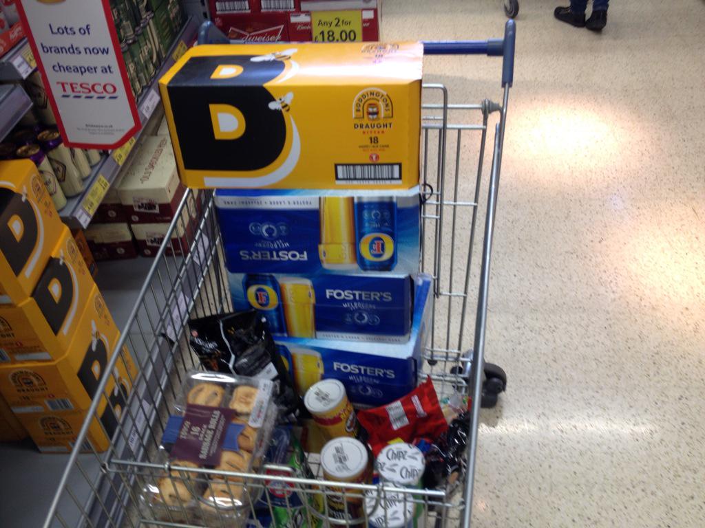 dlo_michael's tweet photo. @PandPfootyteam tesco shop completed. 98 cans and loads of crisps and snacks #toursupplies http://t.co/3PWXJMb8rY