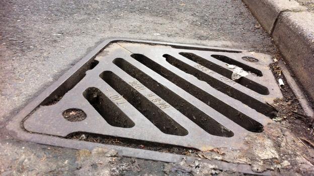 LAS_TacAdvisor's tweet image. Bizarre call of the day: 

"Woman stuck in a drain hole, head first"

Ambulance crew &amp;amp; paramedic responder attended