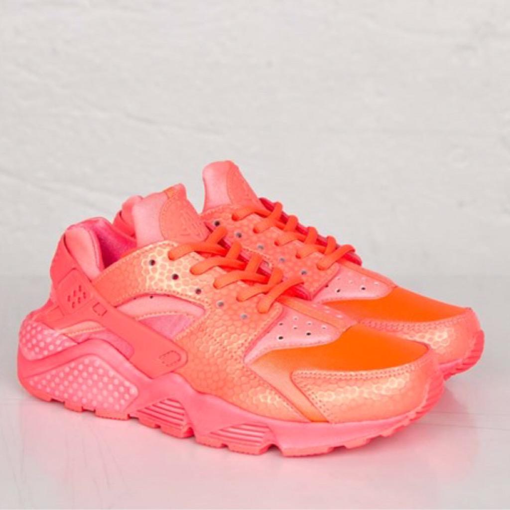 SNEAKER_VIP's tweet image. Nike huarache mono hot lava available on @sneaker_vip #Sneakervip email for size and price BTrainers@hotmail.com