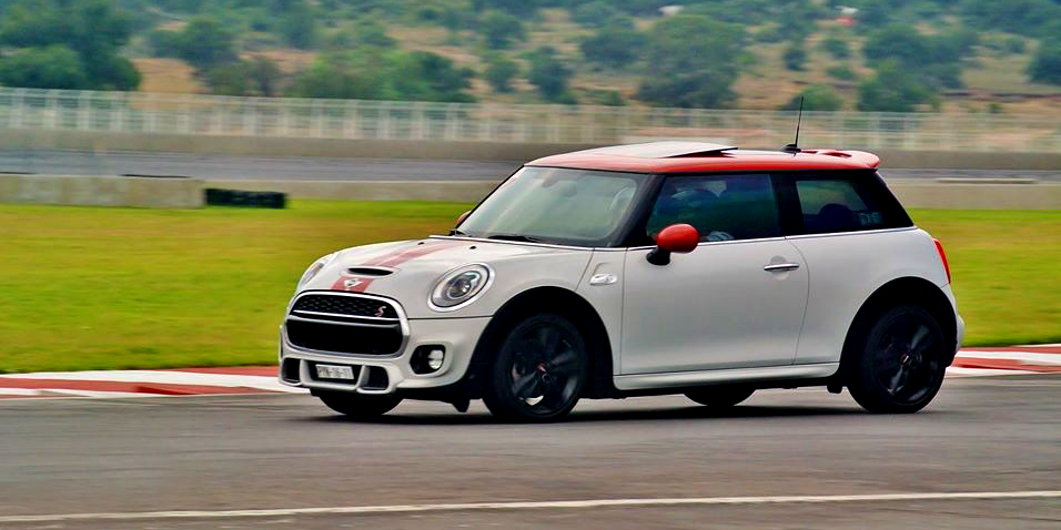 MINImexico's tweet photo. De la serie #MINIFamoso, ¿qué les tal el #MINI Cooper S Sport de nuestro amigo Mau Fernández del #ClubMINIMexicoCity? http://t.co/LPgjdY1tyf