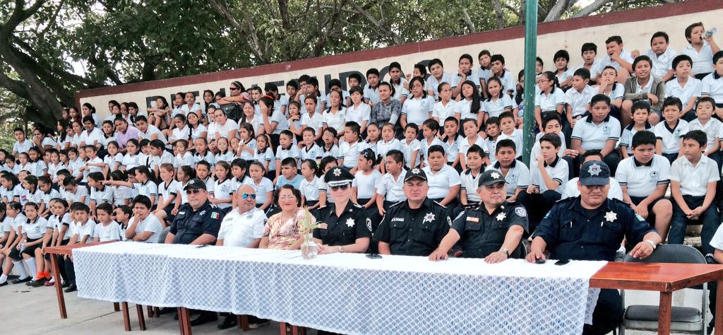 BibianCastillo's tweet photo. La SMSPyT en la Escuela Leona Vicario, #prevencion de #Adicciones y el #Delito @AytoCancun @PaulCarrillo2 @betoborge http://t.co/MDxDwuPsTc