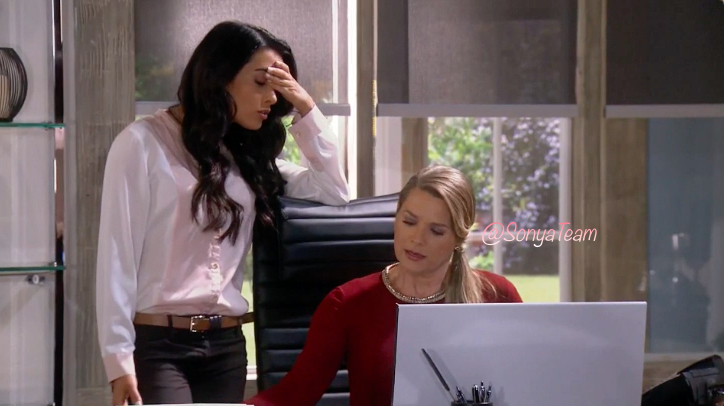 SonyaTeam's tweet photo. [@TierradeReyes #Capitulo123🐎🎬❤] #Cayetana(@Sonya_Smith) y #Andreita(@ScarletGruber) La cara de brujita jajaj http://t.co/fGikPPdkfA