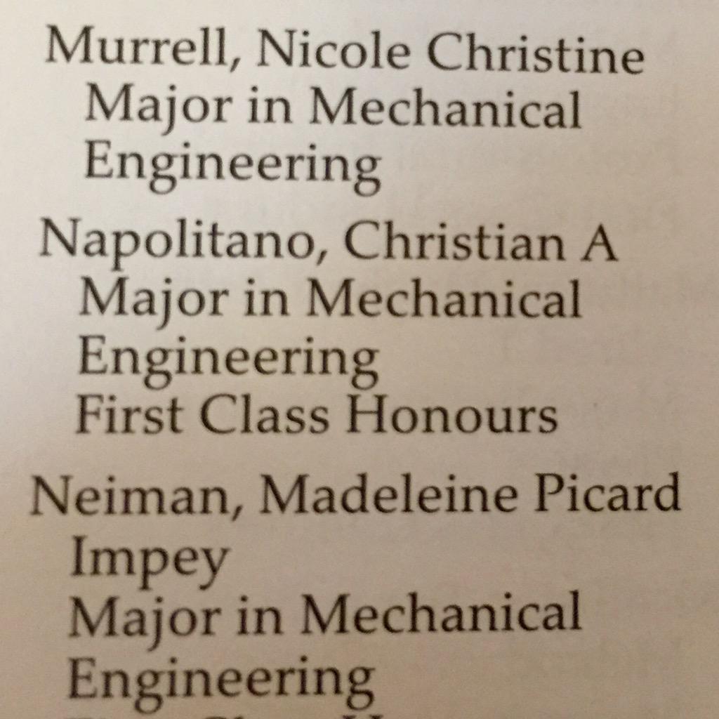 sempre27's tweet photo. #Convocation #QGrad15 @CNapolitano10 👏🏼 http://t.co/hweEF7Wact