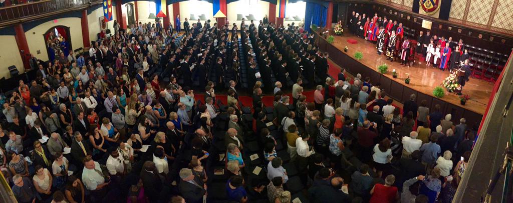 sempre27's tweet photo. #Convocation #QGrad15 @CNapolitano10 👏🏼 http://t.co/hweEF7Wact