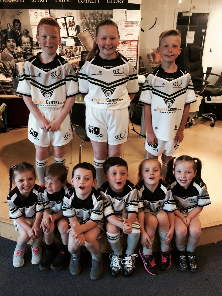 The <a href="/WidnesRL/">Widnes Vikings</a> mascots are here and ready to lead the players out!