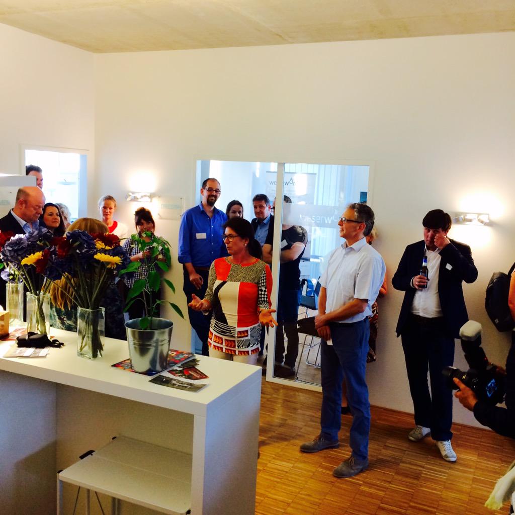 MarketingClubHB's tweet photo. Ein weiteres Unternehmen sucht eine Agentur und stellt sich vor. Wahnsinn! #marketingslam #mchb http://t.co/dcYazDgAGY