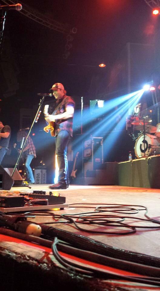 NYChick09's tweet photo. Standing 'stage row' 😎 private event by #RodneyAtkins #nicei2015  #SanAntonio glad to be a part of a fab mktng team http://t.co/FWQeopMX13