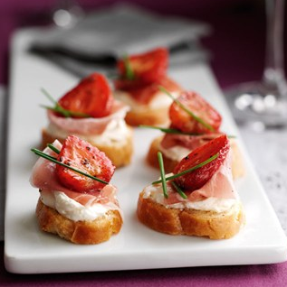 ParmaHamUK's tweet image. It’s time to #mixthingsup! Strawberry and #ParmaHam #crostinis 
bit.ly/1HIuglC @_houseandgarden