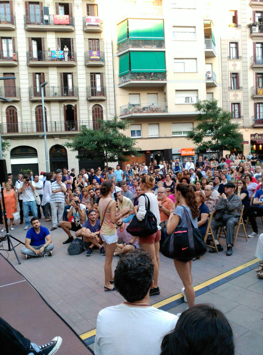 bcnencomu's tweet photo. Dues ballarines de 18 anys de @institutteatre demanen suport a la cultura. La gent emocionada! #ComencemElCanvi http://t.co/PETkTcl6jy