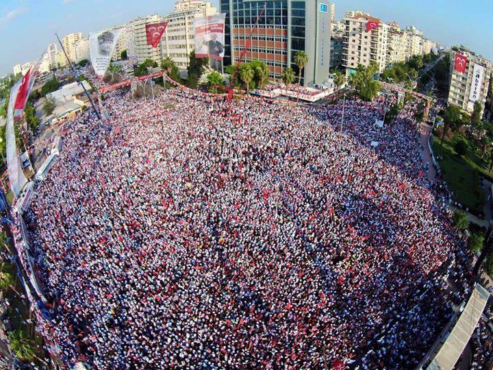 BirgulAkif's tweet photo. O kadar kalabalık ki helikopter bile kabalığı kareye sığdıramamış.bu arada bizde Suriyeli yoktu #BizimleYuerueAdana http://t.co/7vXJi7BmEy
