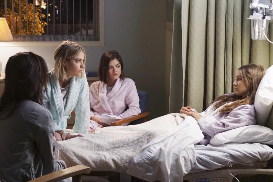 TownofRosewood's tweet photo. SNEAK PEEK photo of our precious Liars together. Our BABES. #PLLsTogetherAgain #PLL6x02 #PLL http://t.co/77qejM7Emj