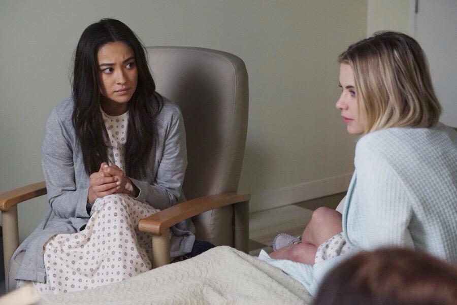 TownofRosewood's tweet photo. SNEAK PEEK photo of our precious Liars together. Our BABES. #PLLsTogetherAgain #PLL6x02 #PLL http://t.co/77qejM7Emj