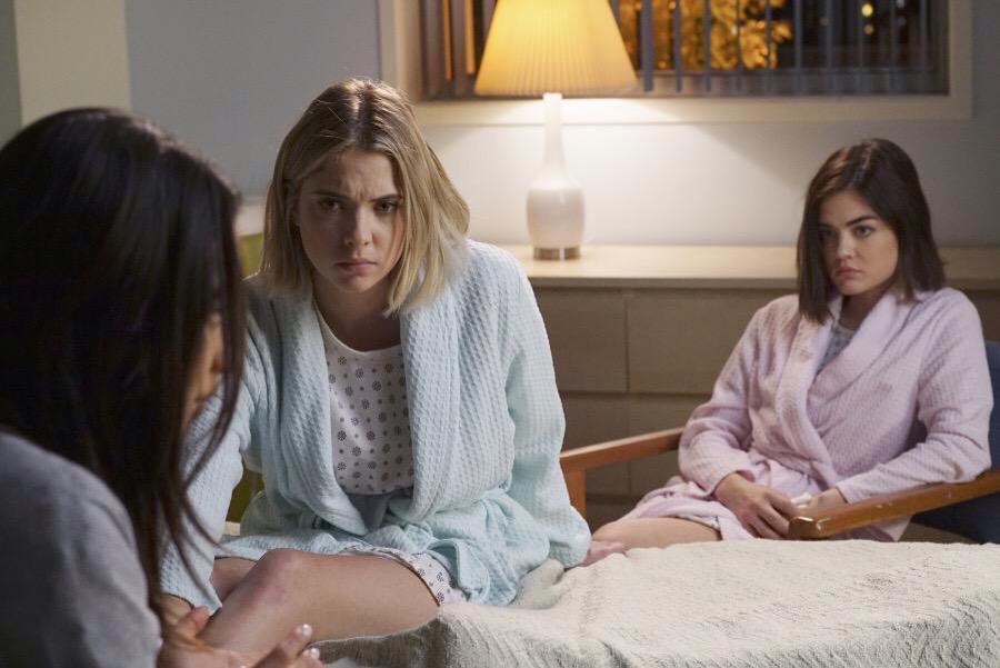 TownofRosewood's tweet photo. SNEAK PEEK photo of our precious Liars together. Our BABES. #PLLsTogetherAgain #PLL6x02 #PLL http://t.co/77qejM7Emj