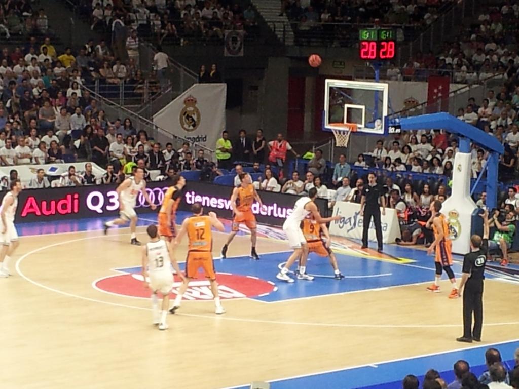 FrankAGilbert's tweet photo. Partido divertido y victoria del #RealMadrid en el Pabellón #HalaMadridYNadaMas A por el triplete http://t.co/w3ScUzHKjC