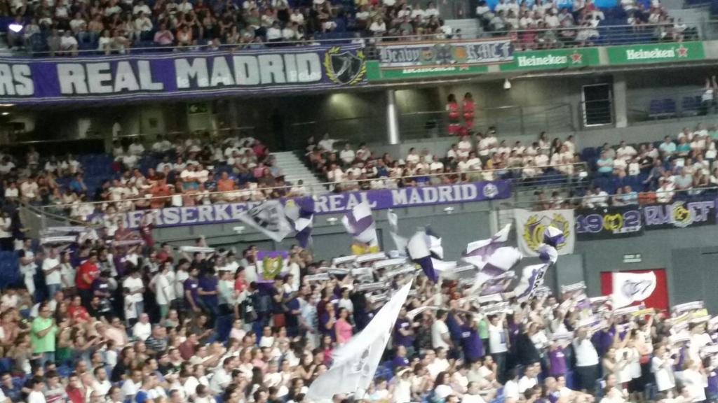 FrankAGilbert's tweet photo. Partido divertido y victoria del #RealMadrid en el Pabellón #HalaMadridYNadaMas A por el triplete http://t.co/w3ScUzHKjC