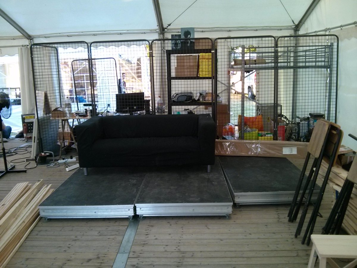 GeekFaeries's tweet photo. La scène Gaming Force est (presque) à son emplacement. La totalité de ce qu'il y a derrière, non \o/ #backstageGF http://t.co/kbnVWykkOD