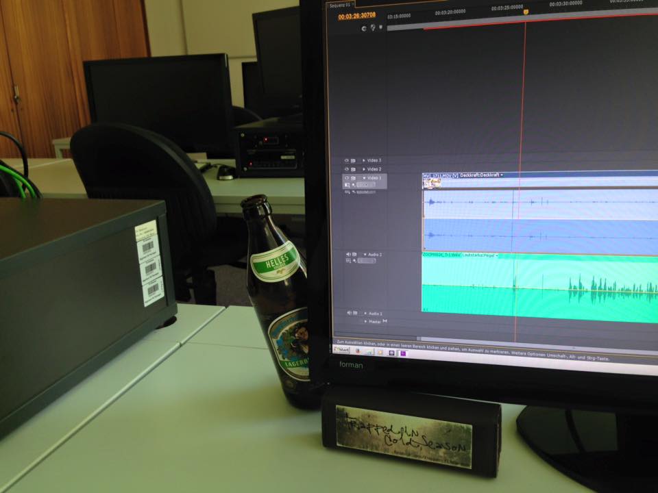cinebits_de's tweet photo. Bier! Nicht jetzt,die Jungs müssen schneiden! #DasBierIstSchuld #NeueFolge #AllesGeben #Schnitt #Editor #iswi2015 http://t.co/xuGWunCCKz