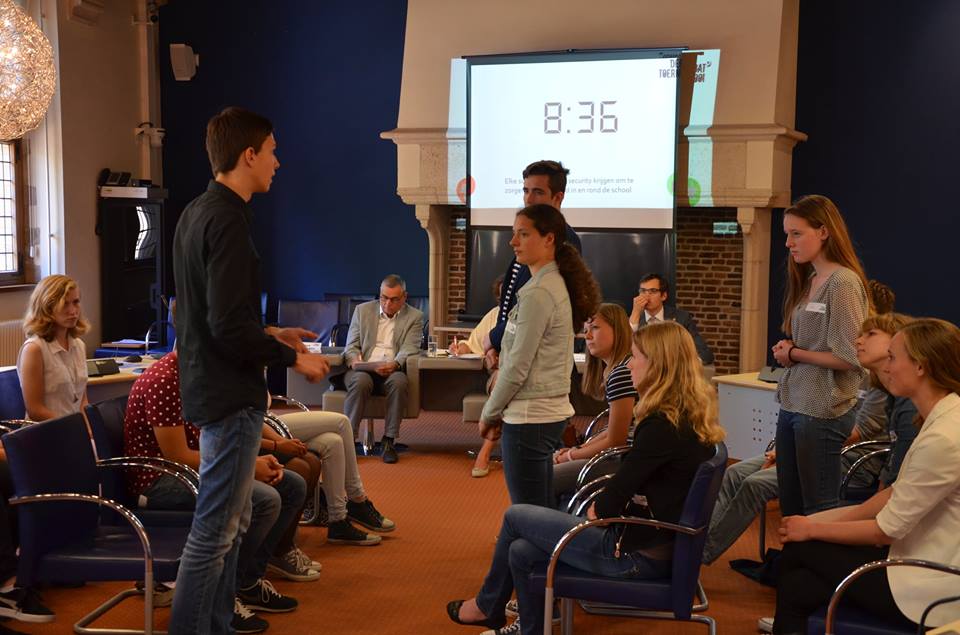 Tientallen scholieren gingen vandaag met elkaar in debat. Het Goese Lyceum is 'Zeeuws kampioen debatteren 2015'.