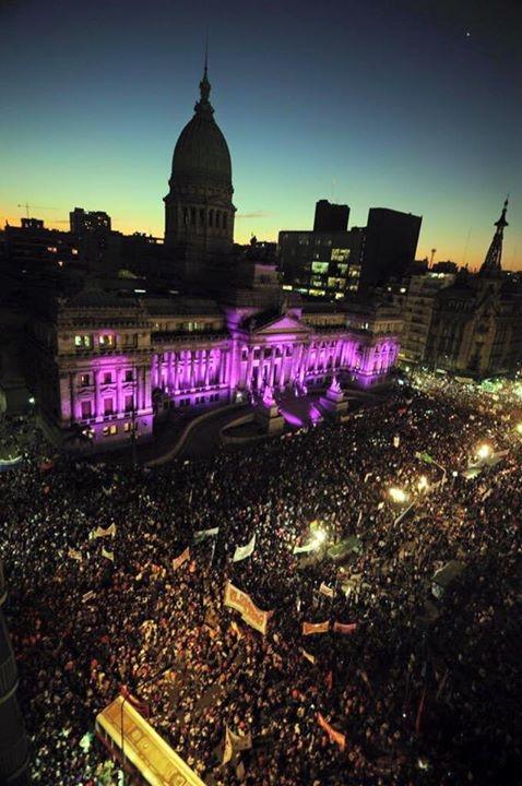 ALICEGLASS's tweet photo. “@defeministwitch: @ALICEGLASS it was such a powerful day http://t.co/XlS0rg0NeZ” Strength in numbers! #NiUnaMenos