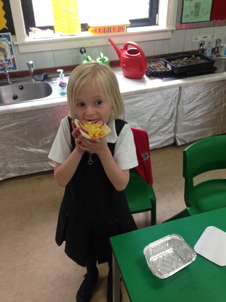 LearningLucy2L's tweet photo. Today we were makin pizza!  We tried some new food &amp; how pizza, if made well, can b balanced like your eatwell plate! http://t.co/uckQJb1XVT