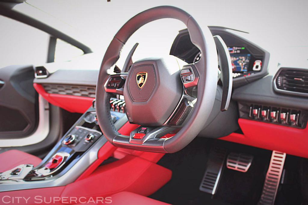 #Lamborghini #lambohuracan available this weekend on great last minute deal in #london: £2000 from now till Tuesday!