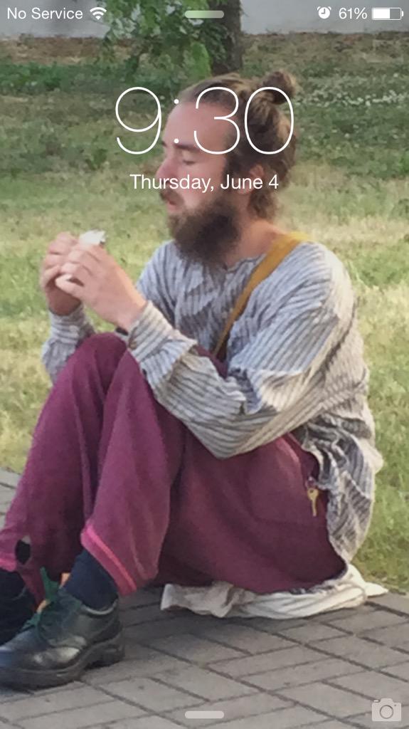 KatyFinch's tweet photo. My lock screen rocks. #IDontKnowThisMan #ButHeHasAMun #AndHesEnjoyingADeliciousPopTart #OnTheSideOfTheRoad #HisFace http://t.co/Ppedy786nF