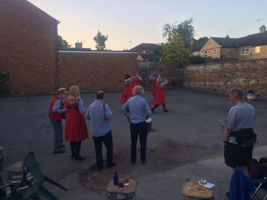 This is happening while I tweet ... 😮 #LoveTheDove 🍻