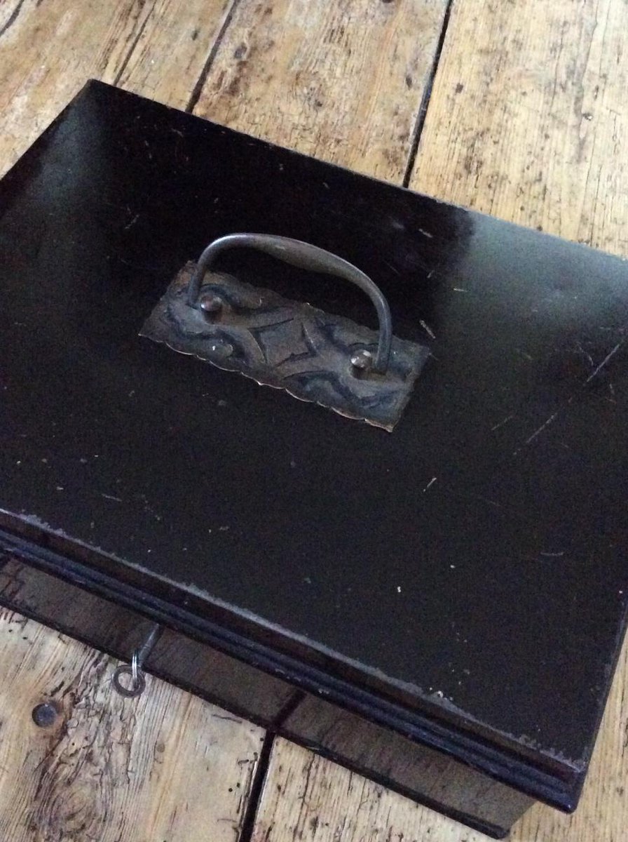 ThingsLessO's tweet photo. Vintage metal document box + #ChippyPaint + #ShabbyChic + #IndustrialDecor + decorative handle. New on TLO #Love http://t.co/ngpBRNAq1N
