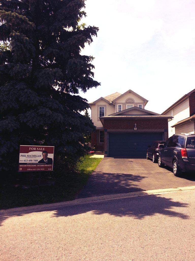 PhilMacMillan's tweet photo. Exclusive Listing! 
32 Halkirk Avenue
3 bedroom 3 bathroom single. 
$374,900
Ask for details! http://t.co/E9nDhVkfuz
