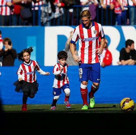 _FTorres09_'s tweet photo. @Torres hace cinco meses que esta en casa de nuevo, cinco meses han pasado desde que Nora y Leo pisaron el césped (+) http://t.co/UmoDJkqwuh