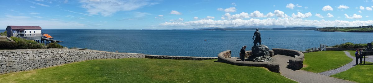 RodPace4's tweet photo. #britainsbestveiws looking out over the bay from Moelfre Seawatch looks like summer is here http://t.co/fOzEpwbPoz