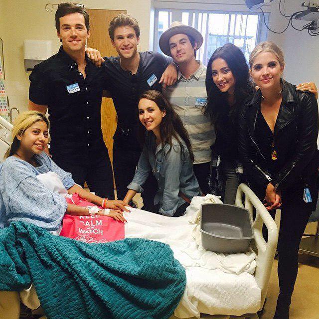 FrasesPontoComm's tweet image. 👈❤️❤️ por isso q amo esse elenco 🅰💜❤️ #PrettyLittleLiars #WelcomeBackPLL #SummerOfAnswers #PLL #PLLSeason6