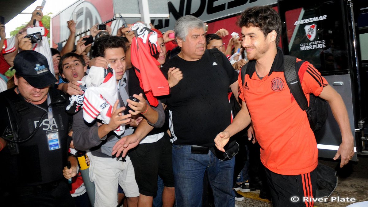 pabloaimarweb's tweet photo. Pablo Aimar en su llegada a Buenos Aires http://t.co/UMgApDT1g6