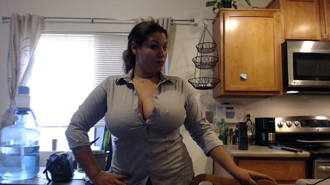 RT for more! #bigBoob problems. Custom being shot today...this is my interview outfit! http://t.co/K<a href="/tag/bigboob"class="tags">#bigBoob</a>