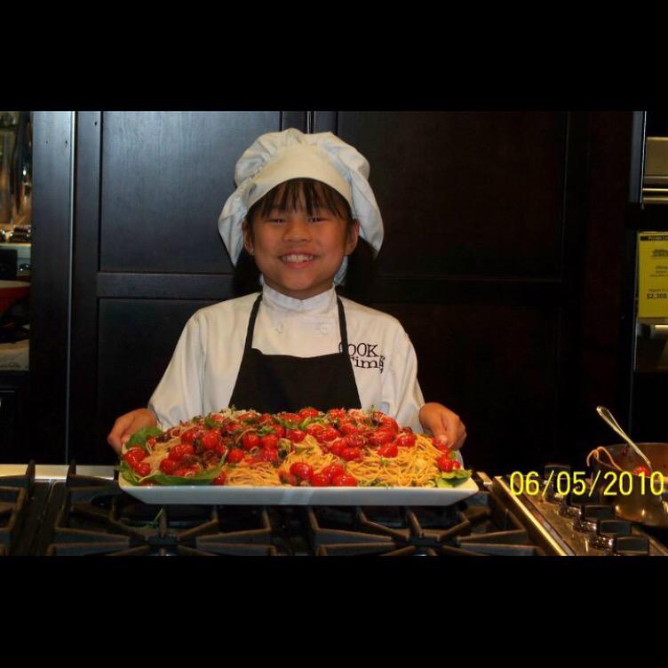 CookTimeRemmi's tweet image. #tbt with my signature dish: Tomato Pancetta pasta!! #RemmiCooks #CookTimeWithRemmi