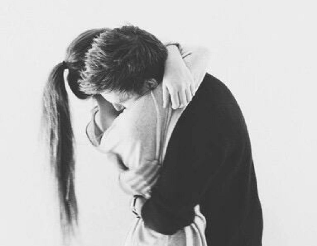 Родные объятия. Если она всех обнимает. Грустные объятия. Крепкие объятия. Парень обнимает девушку.