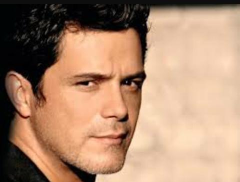 Susisgali's tweet photo. Ahora dime que roberto enriquez y alejandro sanz no son la misma persona http://t.co/6Jb0rdhh49