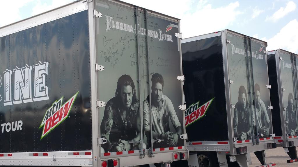 Firespock's tweet photo. Parked right next to me at a truck stop in Colby, Ks. @SXMTheHighway @FLAGALine #awesome http://t.co/CPL1YQtyAd