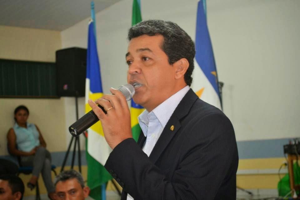 RoraimaemFOCO's tweet image. FARRA dosPREGÕES. MP pede suspensão dContratos irregulares firmados p/prefeitura dRorainópolis blogdoluizvalerio.com.br/2015/06/farra-…